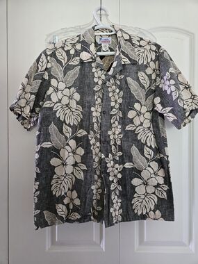 Hawaii Vintage Black Floral Button-Up Shirt